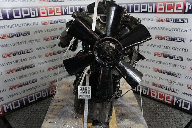 Двигатель вид с боку MERCEDES-BENZ M 102.924