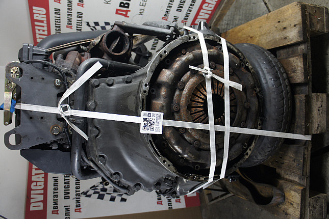 Двигатель вид с боку Mercedes OM 904.911