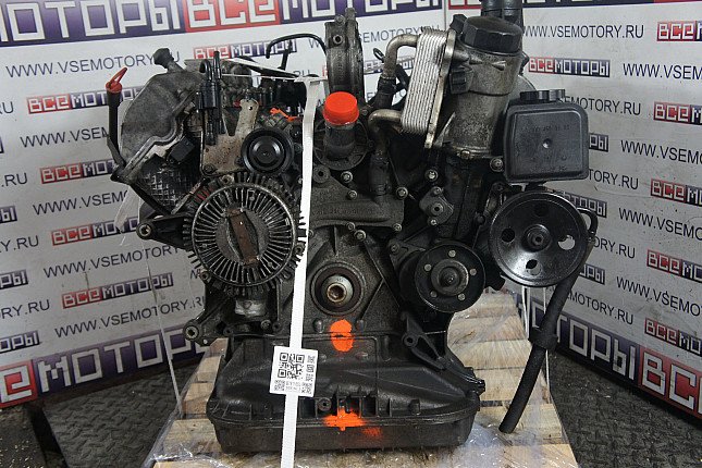 Двигатель вид с боку MERCEDES-BENZ M 112.942