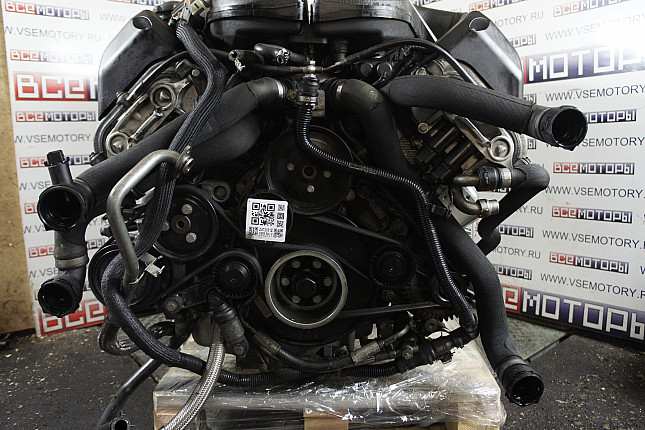 Двигатель вид с боку BMW S 85 B 50A