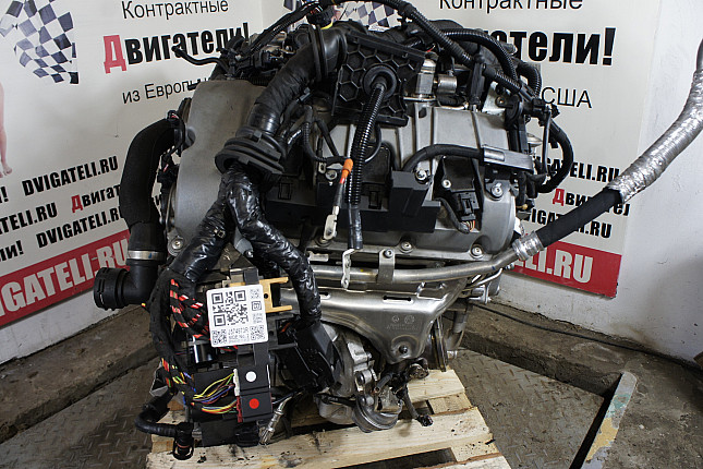 Двигатель вид с боку Porsche СТМ011456