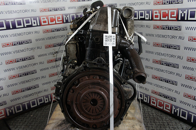 Двигатель вид с боку MERCEDES-BENZ OM 616